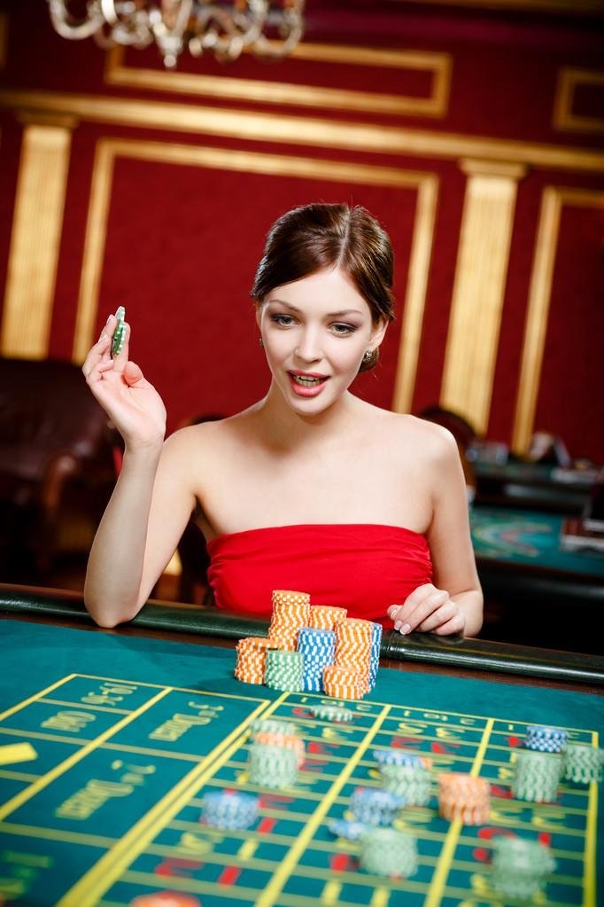 mmkburma apk Live Baccarat စားပွဲတွင် Real Dealer နှင့် ကစားနေသောမြင်ကွင်း